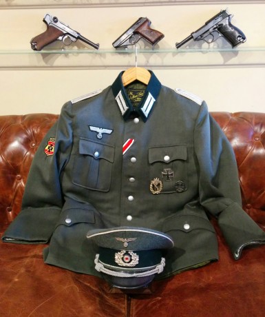 Vendo:

 Guerrera  destinada para suboficiales de de la Wehrmacht, fabricada con tela de gabardina color 00
