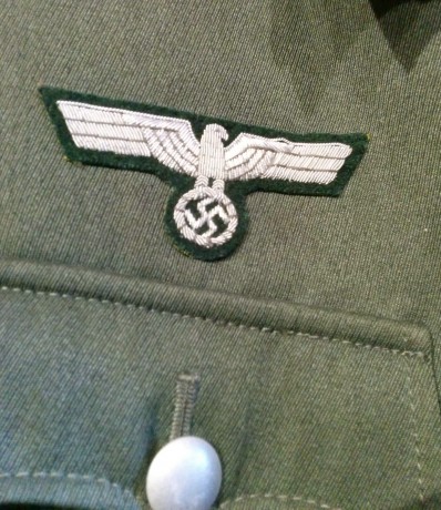 Vendo:

 Guerrera  destinada para suboficiales de de la Wehrmacht, fabricada con tela de gabardina color 12