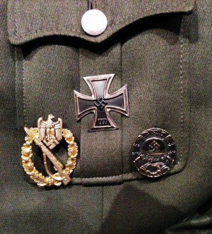 Vendo:

 Guerrera  destinada para suboficiales de de la Wehrmacht, fabricada con tela de gabardina color 11