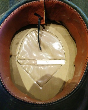 Vendo:

 Guerrera  destinada para suboficiales de de la Wehrmacht, fabricada con tela de gabardina color 21
