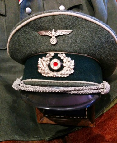 Vendo:

 Guerrera  destinada para suboficiales de de la Wehrmacht, fabricada con tela de gabardina color 20
