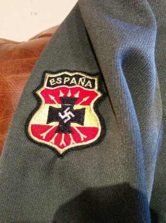 Vendo:

 Guerrera  destinada para suboficiales de de la Wehrmacht, fabricada con tela de gabardina color 30
