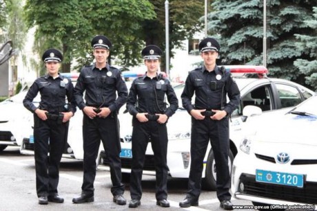 https://tsn.ua/politika/pid-chas-prisyagi-policeyskih-poroshenko-yacenyuk-ta-avakov-smachno-smiyalisya-z-klichka-u-kashketi-450339.html

Parecen 01