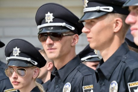 https://tsn.ua/politika/pid-chas-prisyagi-policeyskih-poroshenko-yacenyuk-ta-avakov-smachno-smiyalisya-z-klichka-u-kashketi-450339.html

Parecen 00
