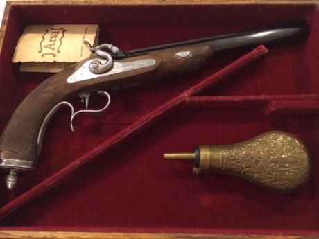 Buenos días

Vendo practicamente a estrenar una pistola Rochatte de ARSA (cañon pavonado por ARSA).
Yo 01