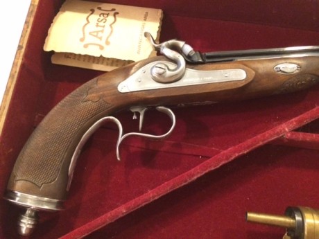 Buenos días

Vendo practicamente a estrenar una pistola Rochatte de ARSA (cañon pavonado por ARSA).
Yo 00