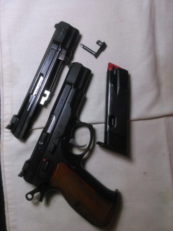 Hola,

Vendo esta pistola en F se encuentra en Barcelona, dispone de dos cargadores del 9 pb y otros dos 02