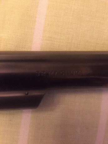 Un compañero del tiro me ha pedido que anuncie este revolver de precision.
Es parecido al 686, sin embargo 12