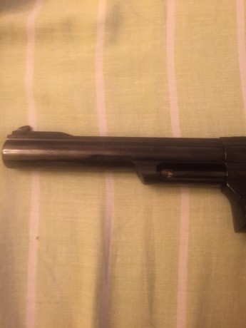 Un compañero del tiro me ha pedido que anuncie este revolver de precision.
Es parecido al 686, sin embargo 11