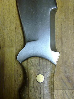 Cuchillo artesanal de Angel Corts.

Largo de la hoja: 160 mm.
Largo total: 290 mm.
Espesor: 10 mm. cerca 00