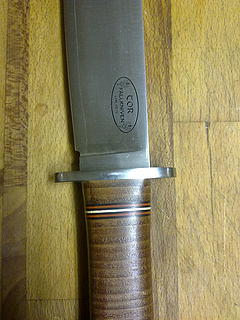 Viene con dos fundas, una para el cuchillo y otra de ropa para guardar el conjunto.

Está nuevo, solo 01