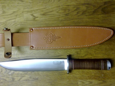 Viene con dos fundas, una para el cuchillo y otra de ropa para guardar el conjunto.

Está nuevo, solo 00