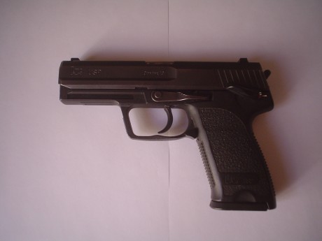 Buenos días 
 Vendo pistola H&K USP en calibre 9Pb, con su maletín, dos cargadores y manual original. 01