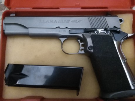 Un amigo vende estas dos armas. 250 por cada una. Si se venden juntas las deja por 450. Con la llama se 02