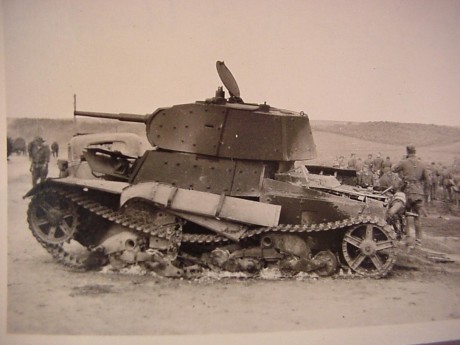 En octubre de 1936 llegaron a España los primeros T-26. En Archena se creó la Escuela de Fuerzas Blindadas 111