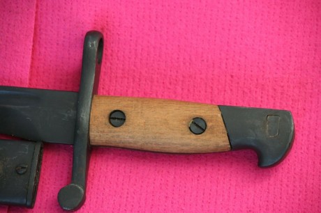 He comprado esta bayoneta mod 1941 pero no se si es original las cachas y el fosfatado, puede ser algún 02