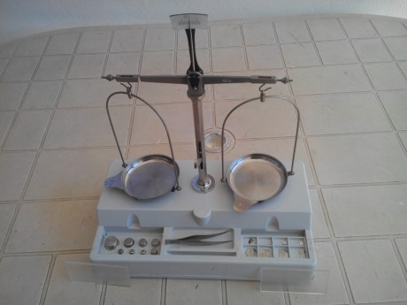 Vendo balanza de precisión, con todos sus accesorios, en perfecto estado. 
Por 75€ + gastos 00