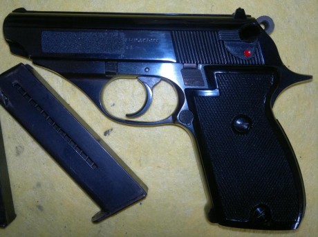 Se vende pistola astra, modelo constable, calibre 9 corto, doble/simple acción, guiado en A, estado excelente 01