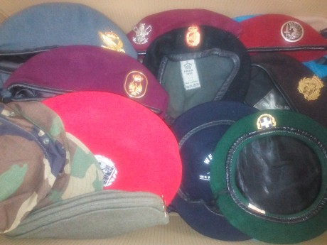 Vendo colección de 56 boinas y gorras militares, muchas de ellas nuevas y el resto usadas en mayor o menor 00