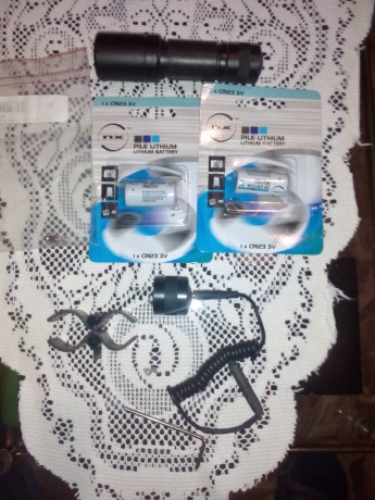 Vendo esta linterna para esperas, doy dos pilas y una bombilla de repuesto, están todos los componentes, 01