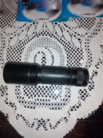Vendo esta linterna para esperas, doy dos pilas y una bombilla de repuesto, están todos los componentes, 00