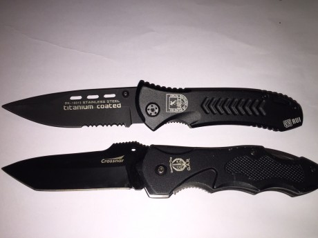 Se venden estas dos navajas con logotipos de la UEI (a estrenar) y del GAR (usada).

Precio 40€ las dos. 01