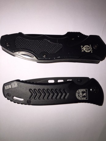Se venden estas dos navajas con logotipos de la UEI (a estrenar) y del GAR (usada).

Precio 40€ las dos. 00