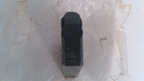 Hola, vendo 3 cargadores originales de carabina Destroyer del calibre 9mm. Parabellum completamente nuevos. 02