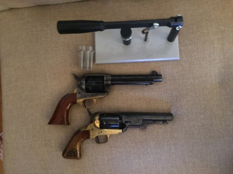 vendo junto este lote de dos revolver uno es un pietta del 36 y el otro es un uberti del 44 no de cartucho 02