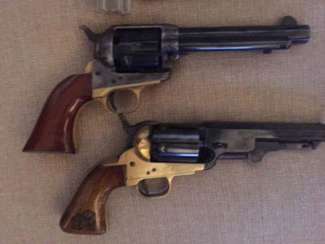 vendo junto este lote de dos revolver uno es un pietta del 36 y el otro es un uberti del 44 no de cartucho 01