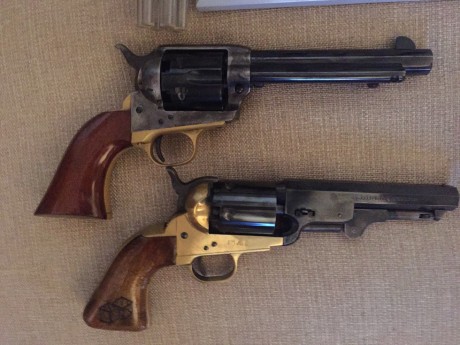 vendo junto este lote de dos revolver uno es un pietta del 36 y el otro es un uberti del 44 no de cartucho 00