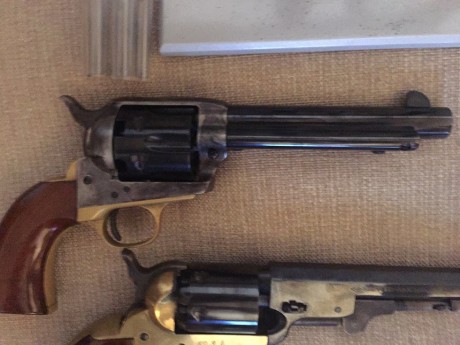 vendo junto este lote de dos revolver uno es un pietta del 36 y el otro es un uberti del 44 no de cartucho 12