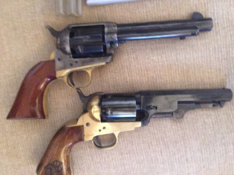 vendo junto este lote de dos revolver uno es un pietta del 36 y el otro es un uberti del 44 no de cartucho 11