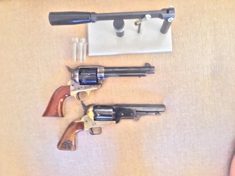 vendo junto este lote de dos revolver uno es un pietta del 36 y el otro es un uberti del 44 no de cartucho 10