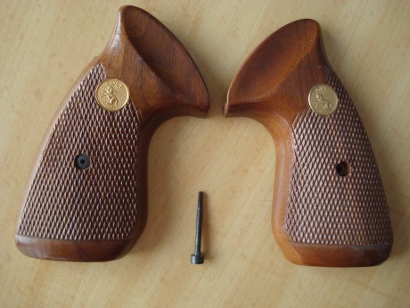  DSC06503.JPG  DSC06504.JPG 

Cachas nuevas (originales) para Colt Trooper y Lawman (armazones J). Vendo 01