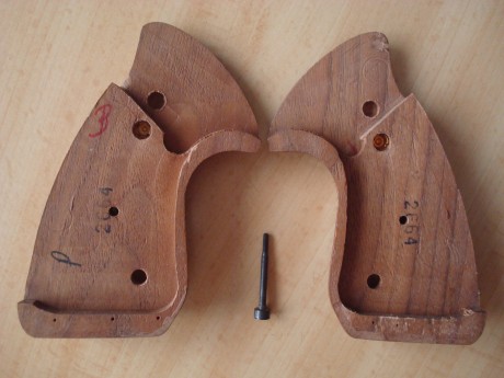  DSC06503.JPG  DSC06504.JPG 

Cachas nuevas (originales) para Colt Trooper y Lawman (armazones J). Vendo 00