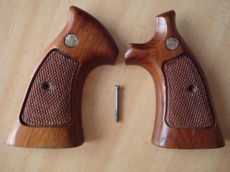 DSC06505.JPG  DSC06506.JPG 


Cachas S&W armazón K/L. Estas son originales de un K-14, las vendo 01