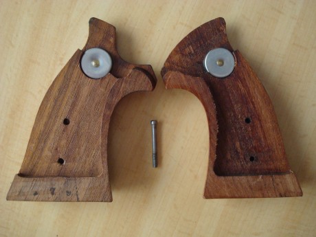  DSC06505.JPG  DSC06506.JPG 


Cachas S&W armazón K/L. Estas son originales de un K-14, las vendo 00