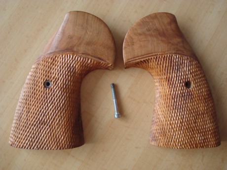  DSC06509.JPG 
 DSC06510.JPG 

Cachas no originales para Colt Python. 40€ con envío en península. O cambio 01
