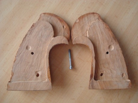  DSC06509.JPG 
 DSC06510.JPG 

Cachas no originales para Colt Python. 40€ con envío en península. O cambio 00