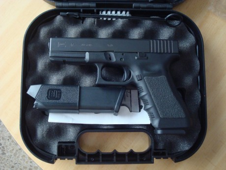  DSC06512.JPG 

Glock 17 3ª G. Tiene colocadas láminas antideslizantes. Doy un amortiguador de retroceso. 00