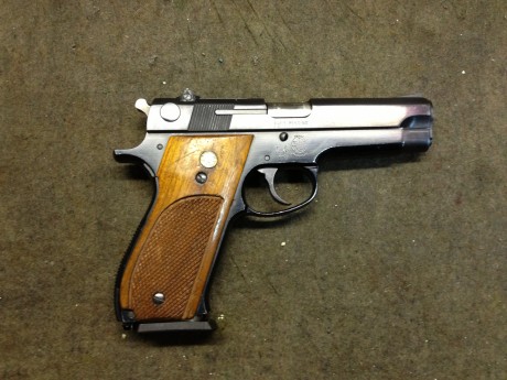Buenas:

Otro amigo deja el tiro y me ha pasado sus armas para vender.

La primera es esta Smith & 01