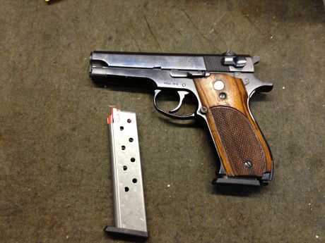 Buenas:

Otro amigo deja el tiro y me ha pasado sus armas para vender.

La primera es esta Smith & 00