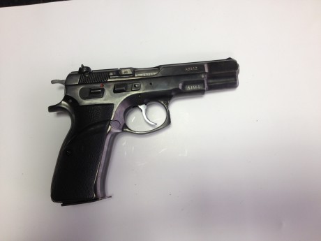 Buenas:

Otra pistola de mi amigo..

Esta es la más que conocida CZ Mod.85, del Cal. 9 Pb.

Es una excelente 01