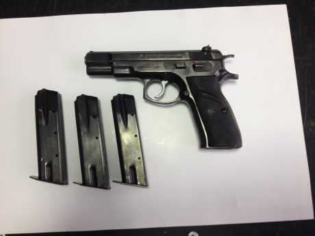 Buenas:

Otra pistola de mi amigo..

Esta es la más que conocida CZ Mod.85, del Cal. 9 Pb.

Es una excelente 00