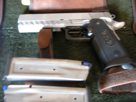 vendo pistola SPS  como nueva con muy pocos disparos practica mente nueva
con dos cargadores de 16 balas 01