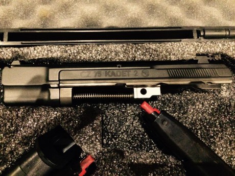 SE VENDE CONJUNTO CZ.
POR UN LADO CZ 85 COMBAT 9MM CON 3 CARGADORES. SIN USO PRACTICAMENTE. COMO NUEVA. 01