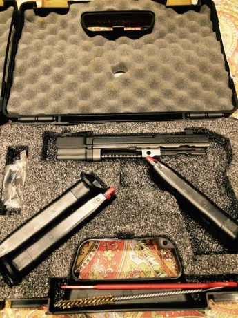 SE VENDE CONJUNTO CZ.
POR UN LADO CZ 85 COMBAT 9MM CON 3 CARGADORES. SIN USO PRACTICAMENTE. COMO NUEVA. 00