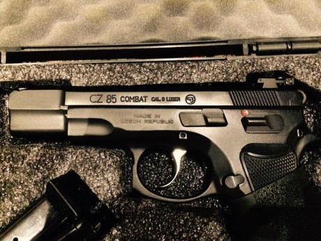SE VENDE CONJUNTO CZ.
POR UN LADO CZ 85 COMBAT 9MM CON 3 CARGADORES. SIN USO PRACTICAMENTE. COMO NUEVA. 10