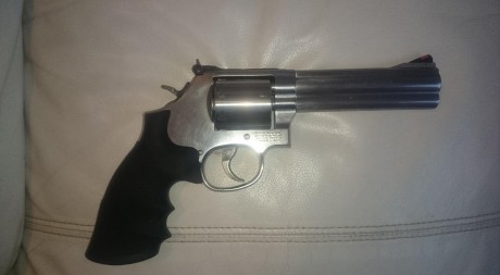 Vendo mi revólver
Esta en perfectisimo estado
Calibre 357 mag
Es un 686 6 plus Inox con tambor de 7 disparos 40